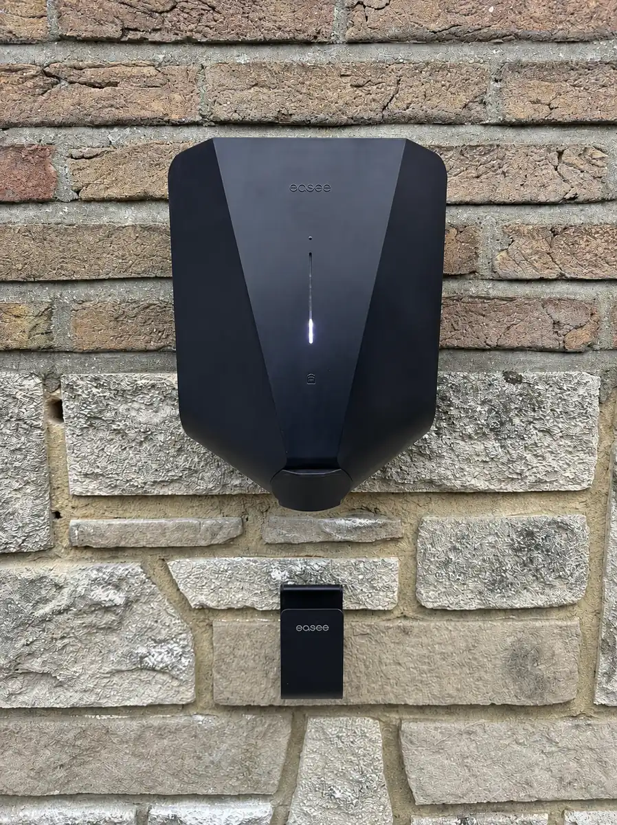 Borne de recharge installée en façade