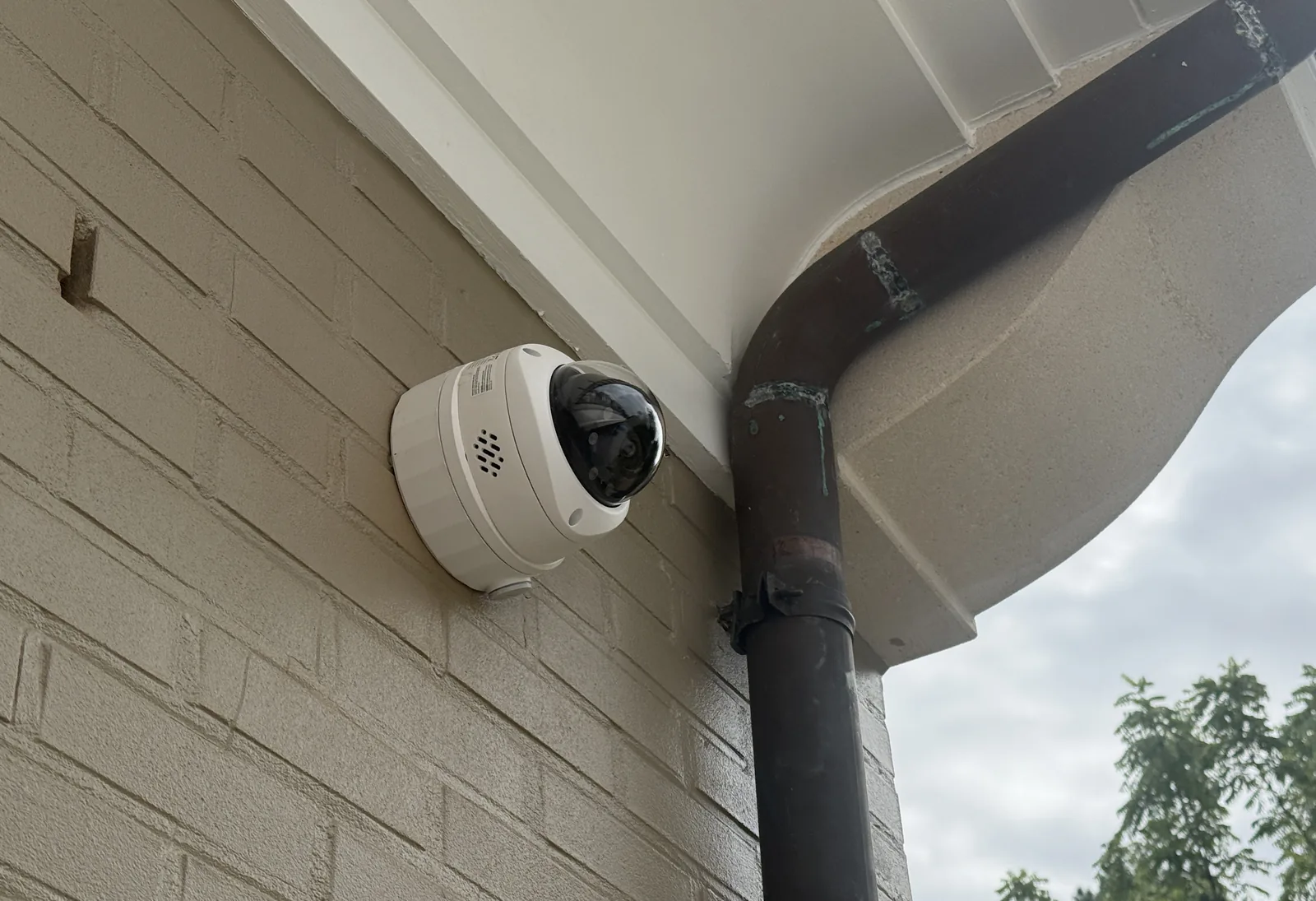 Caméra de surveillance Reolink installée sous la corniche