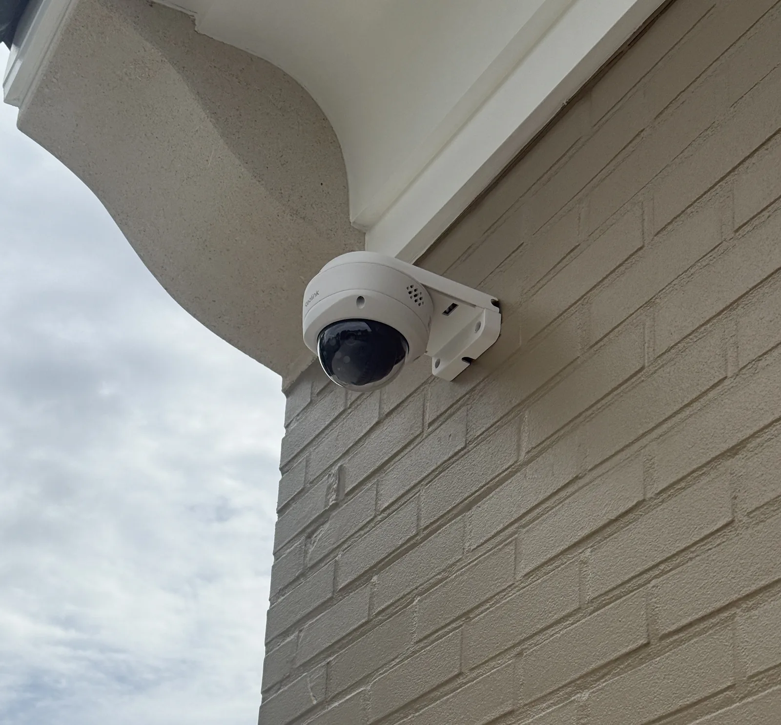 Caméra de surveillance installée en façade