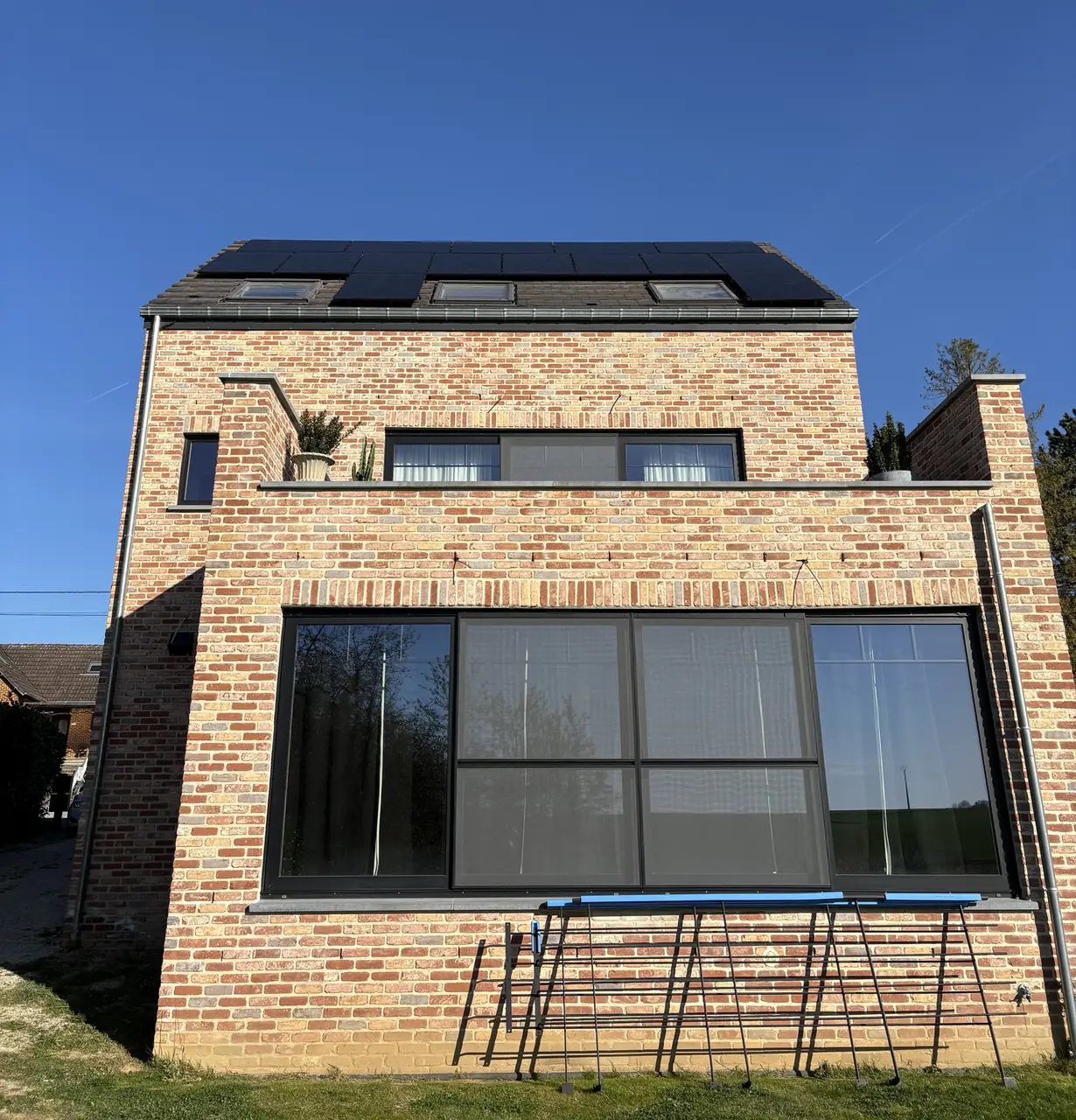 Panneaux photovoltaïques posés sur la toiture d'une habitation