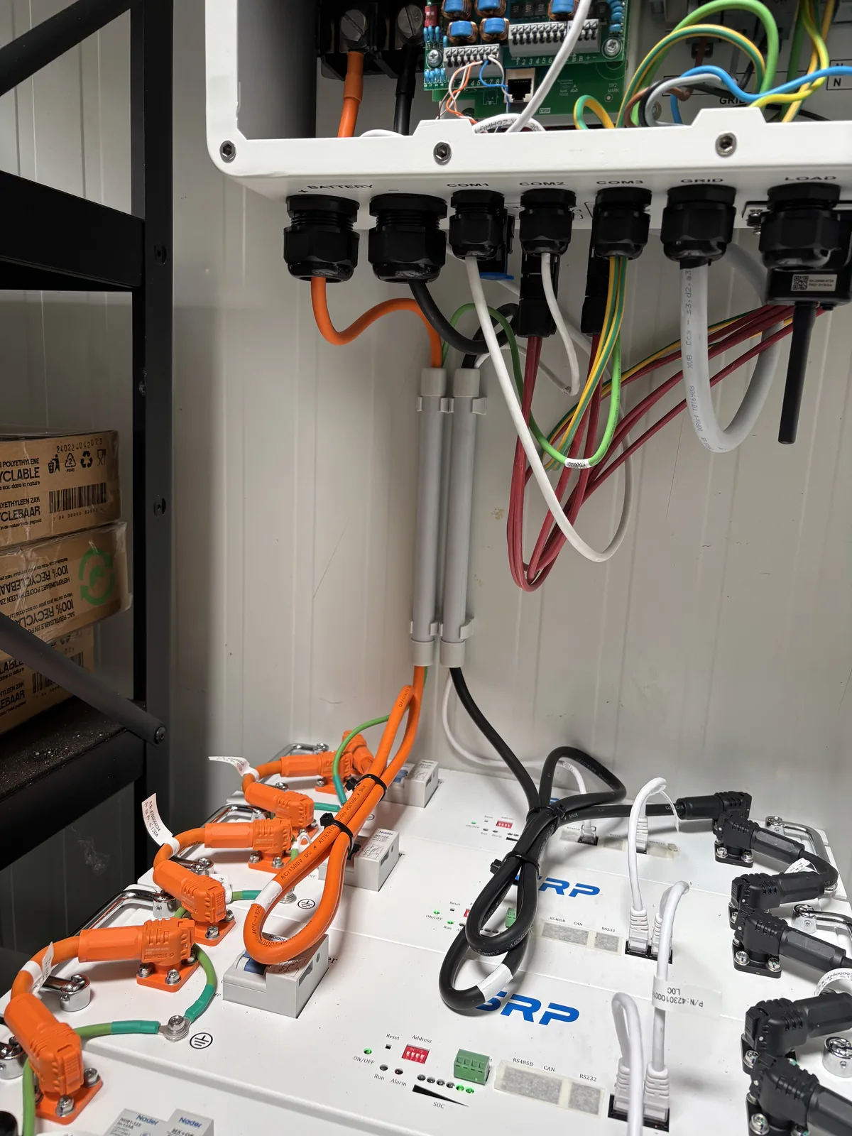 Rack de batteries de stockage de 20 kWh installé en local technique