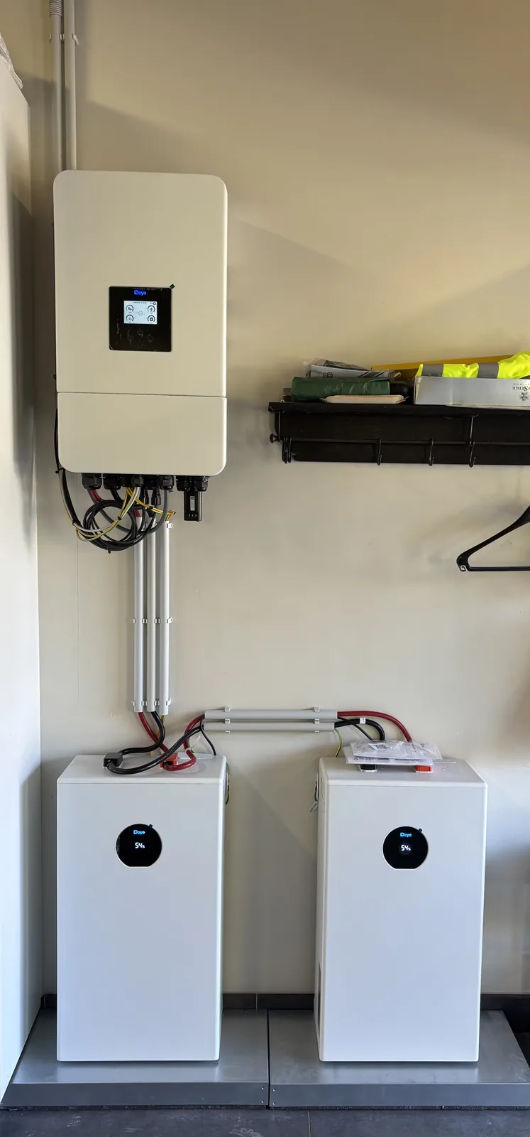 Onduleur hybride et batteries de stockage installés en garage