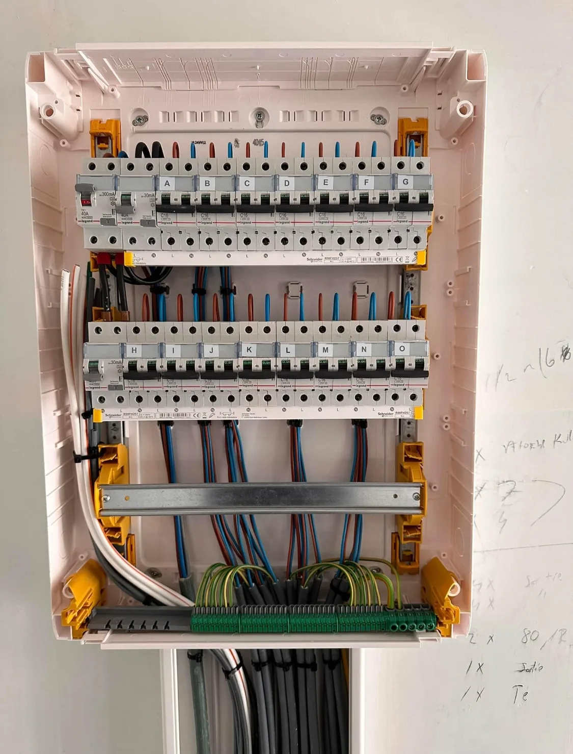 Coffret électrique avec circuits repérés