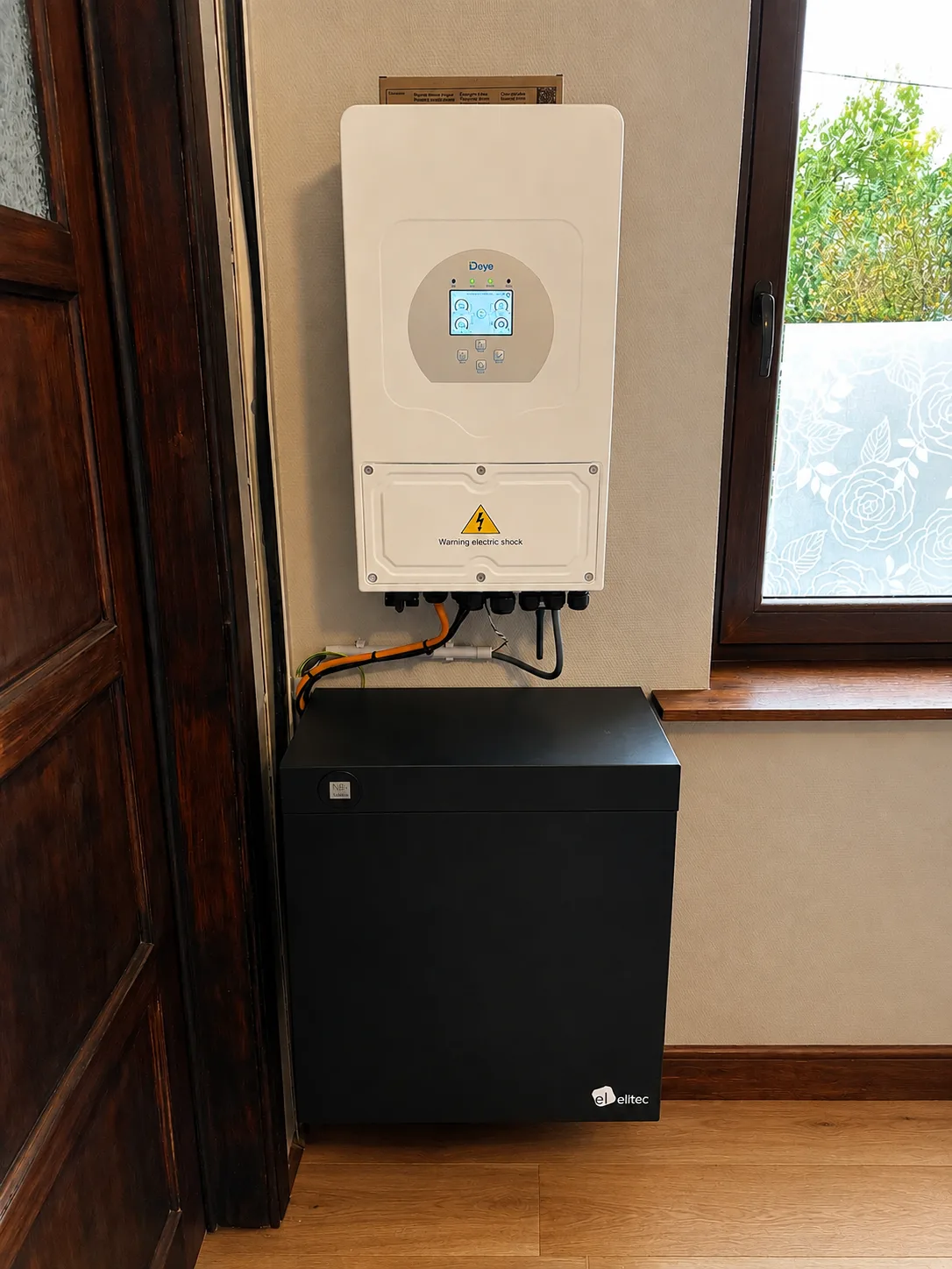 Onduleur hybride Deye et coffret de batterie de stockage Elitec installés dans l'habitation