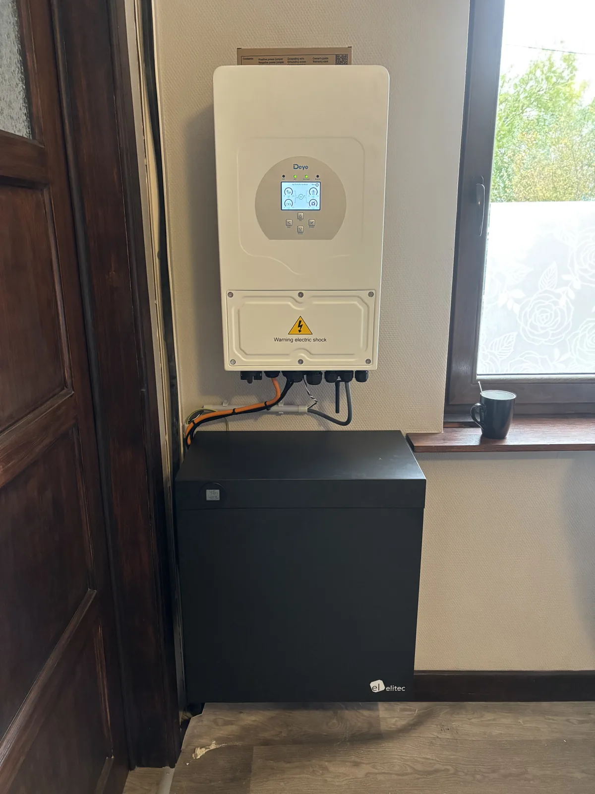 Onduleur Deye et batterie de stockage Elitec installés dans l'habitation