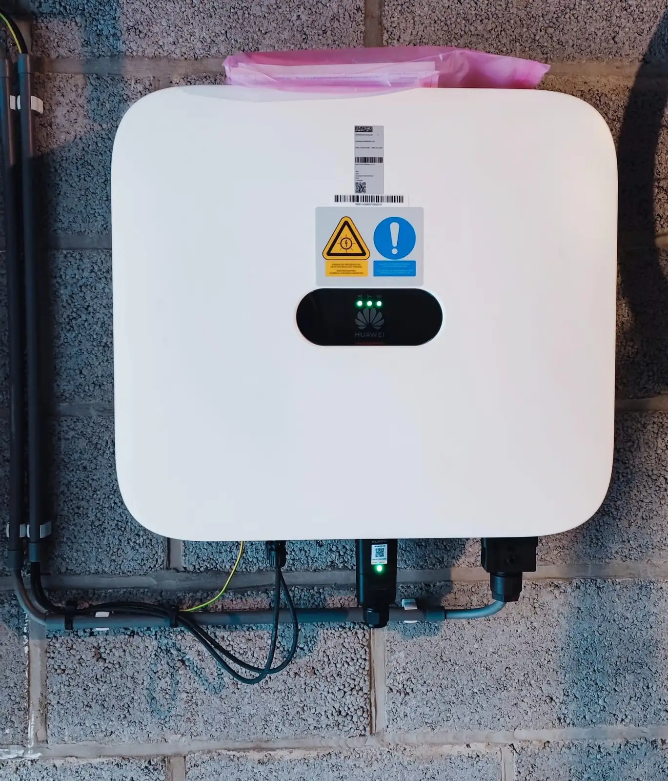 Onduleur hybride Huawei monophasé installé en garage