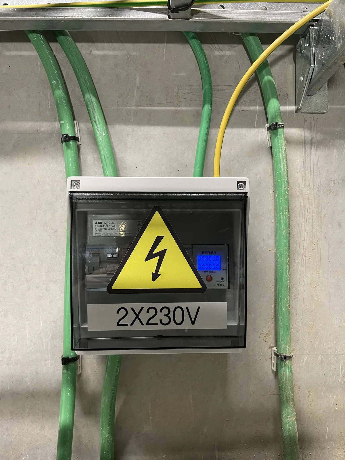 Coffret 2×230 V fermé et signalé en parking d'immeuble
