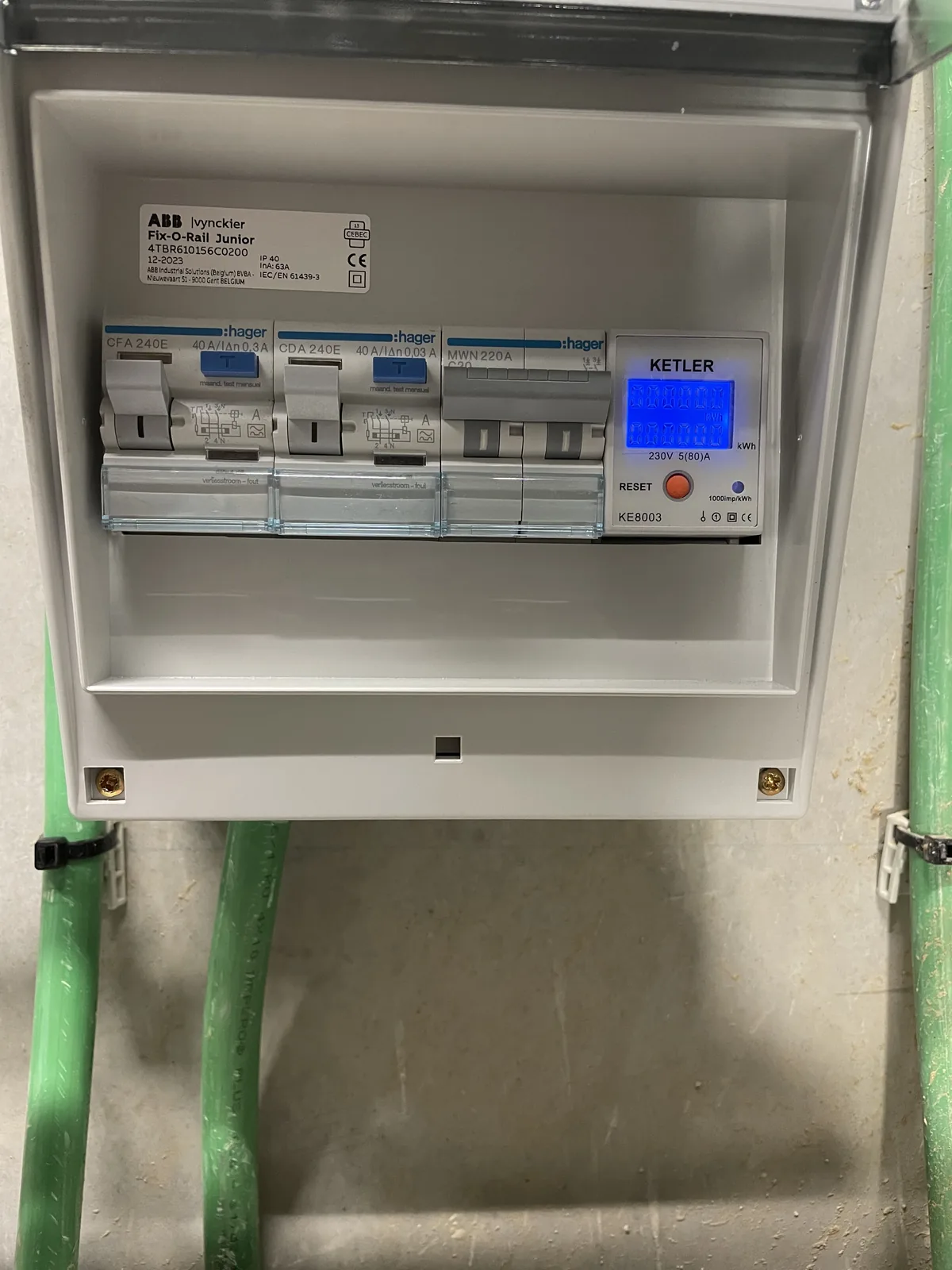 Coffret avec compteur de passage pour la recharge d'un véhicule