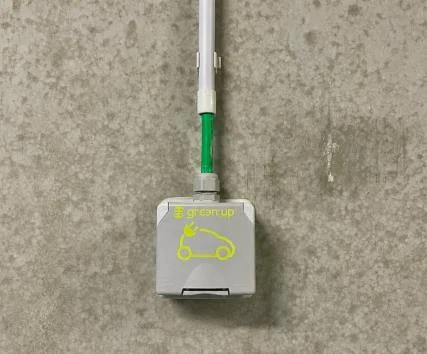 Prise renforcée Green Up installée en parking d'immeuble